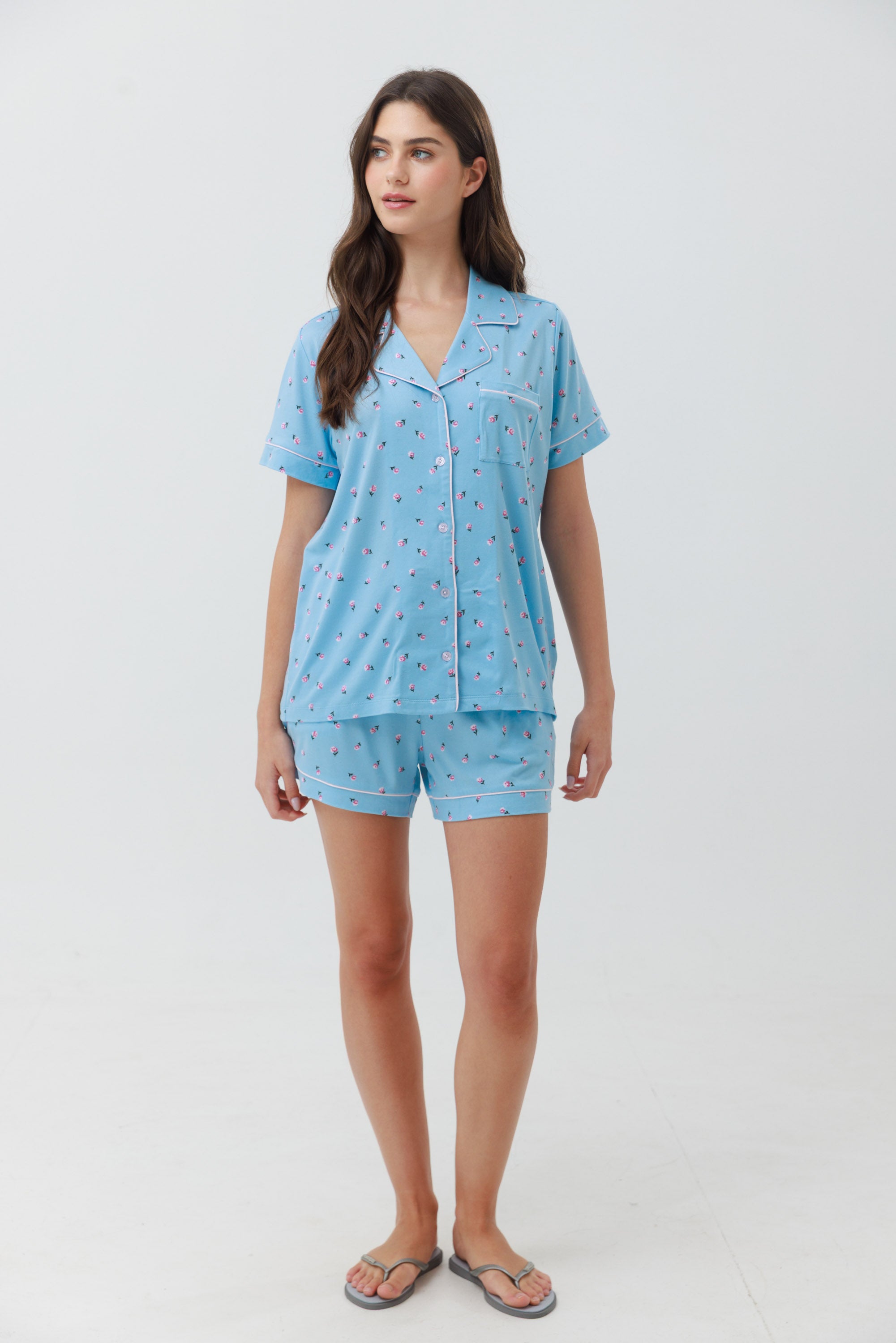 פיג'מה מכופתרת קצרה יאמי בצבע כחול בהיר