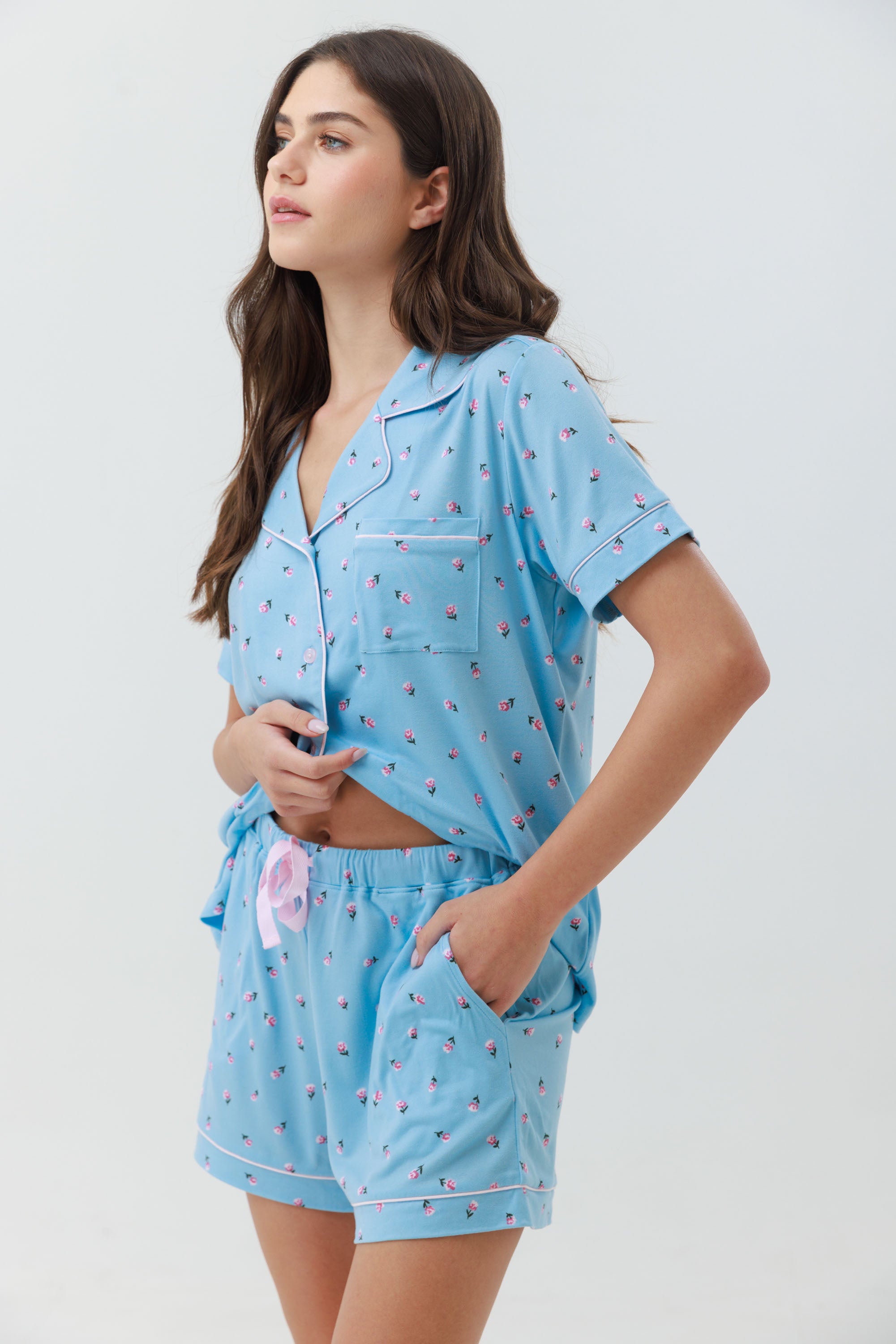פיג'מה מכופתרת קצרה יאמי בצבע כחול בהיר
