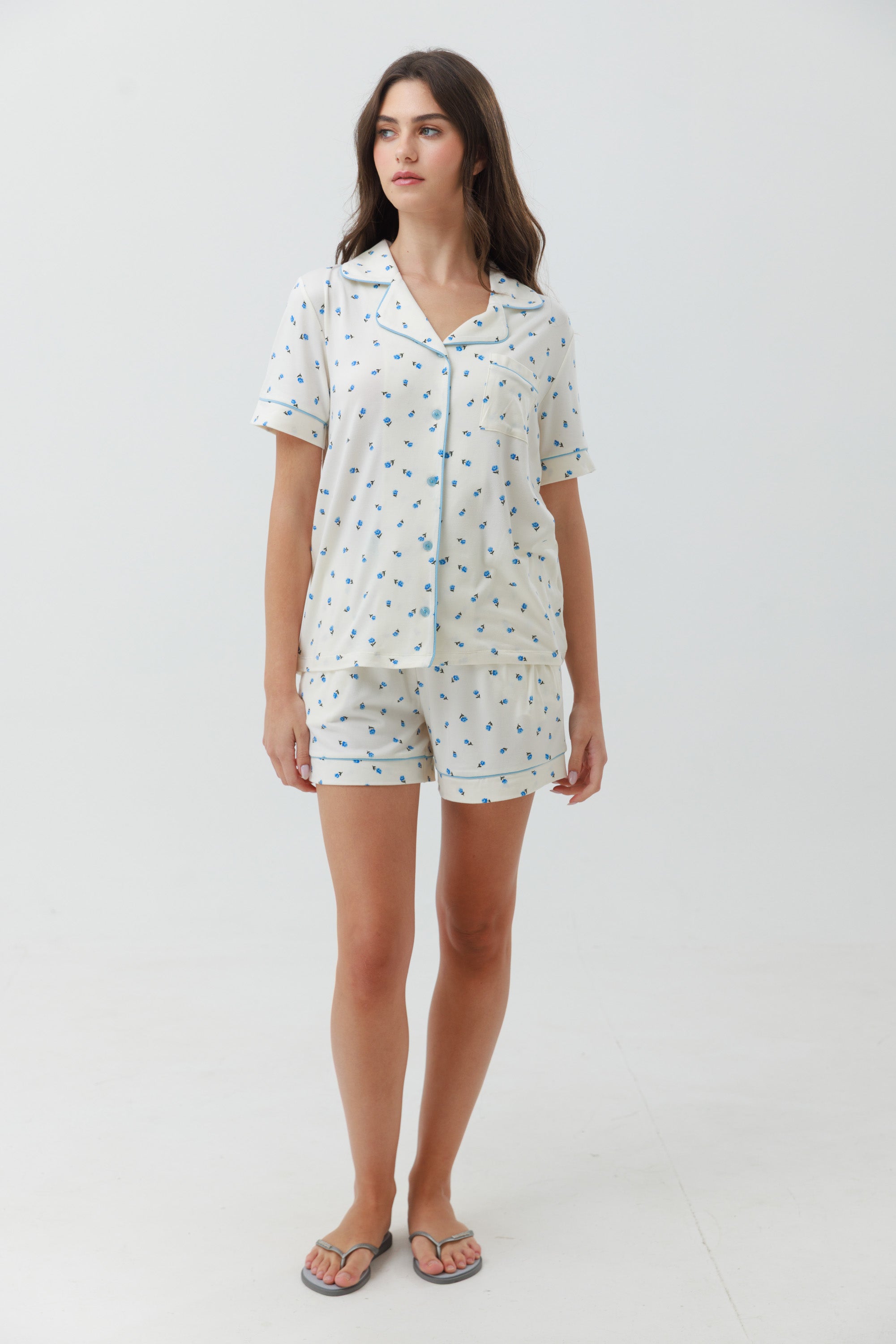 פיג'מה מכופתרת קצרה יאמי צבע שמנת