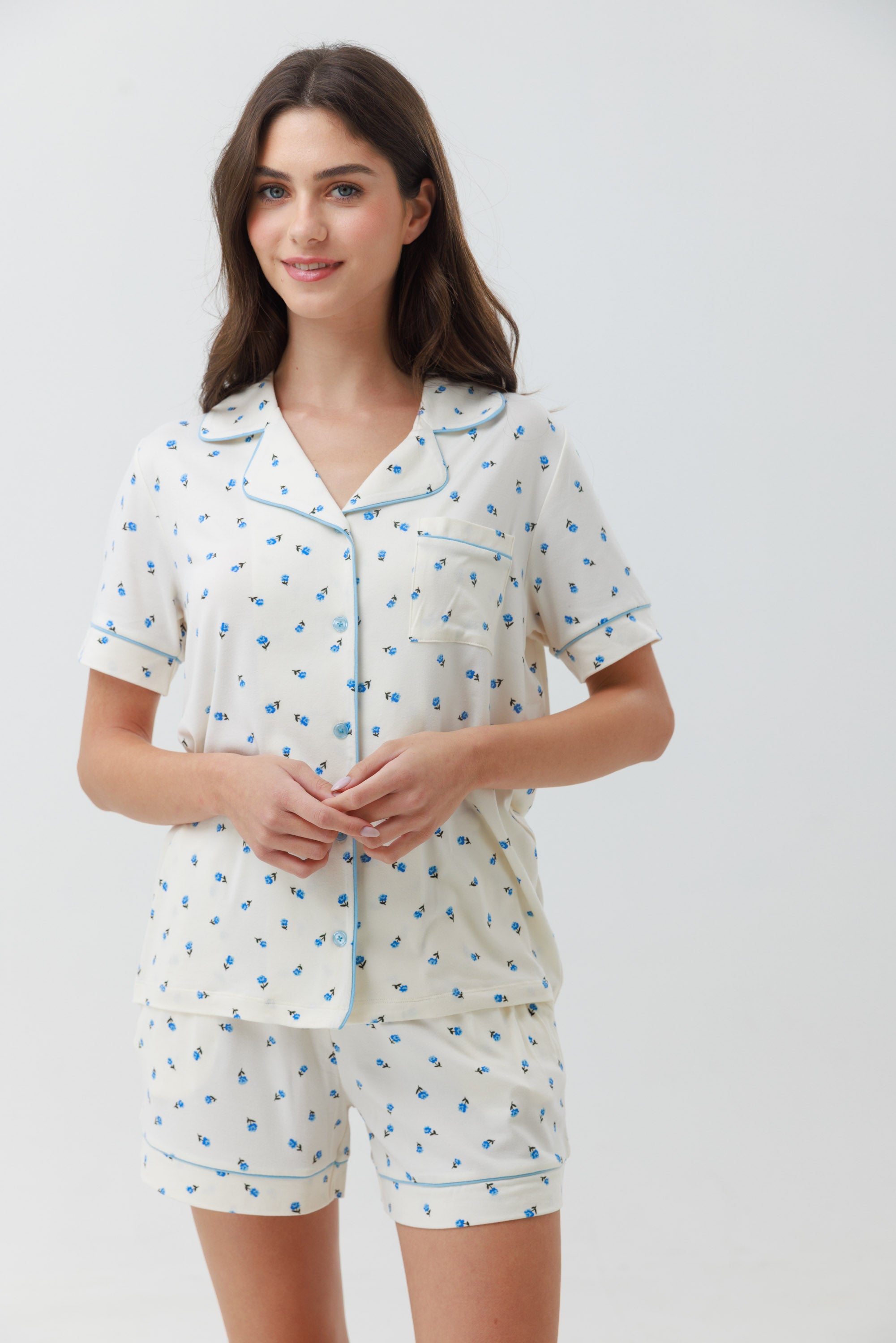 פיג'מה מכופתרת קצרה יאמי צבע שמנת