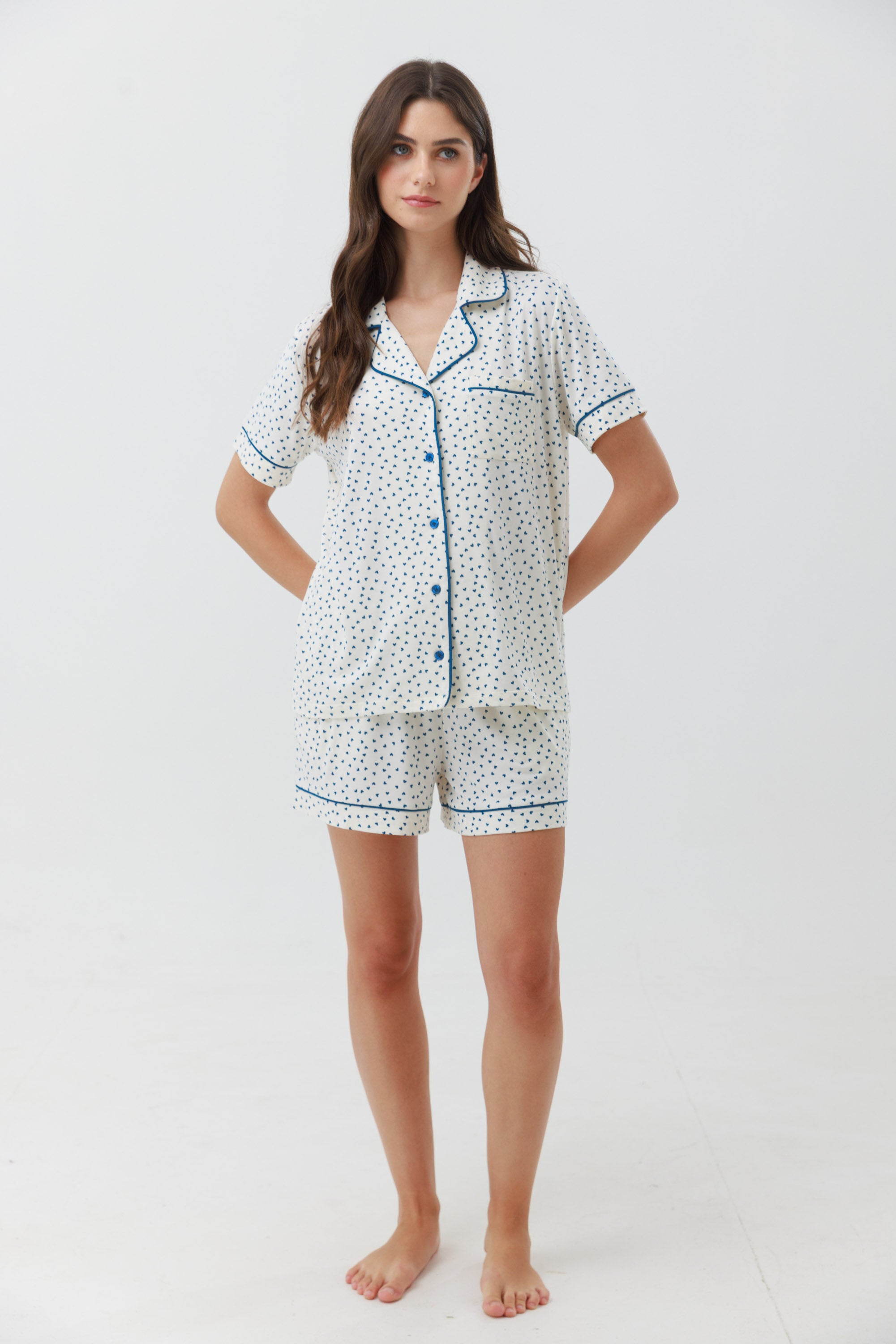 פיג'מה מכופתרת קצרה יאמי בצבע שמנת