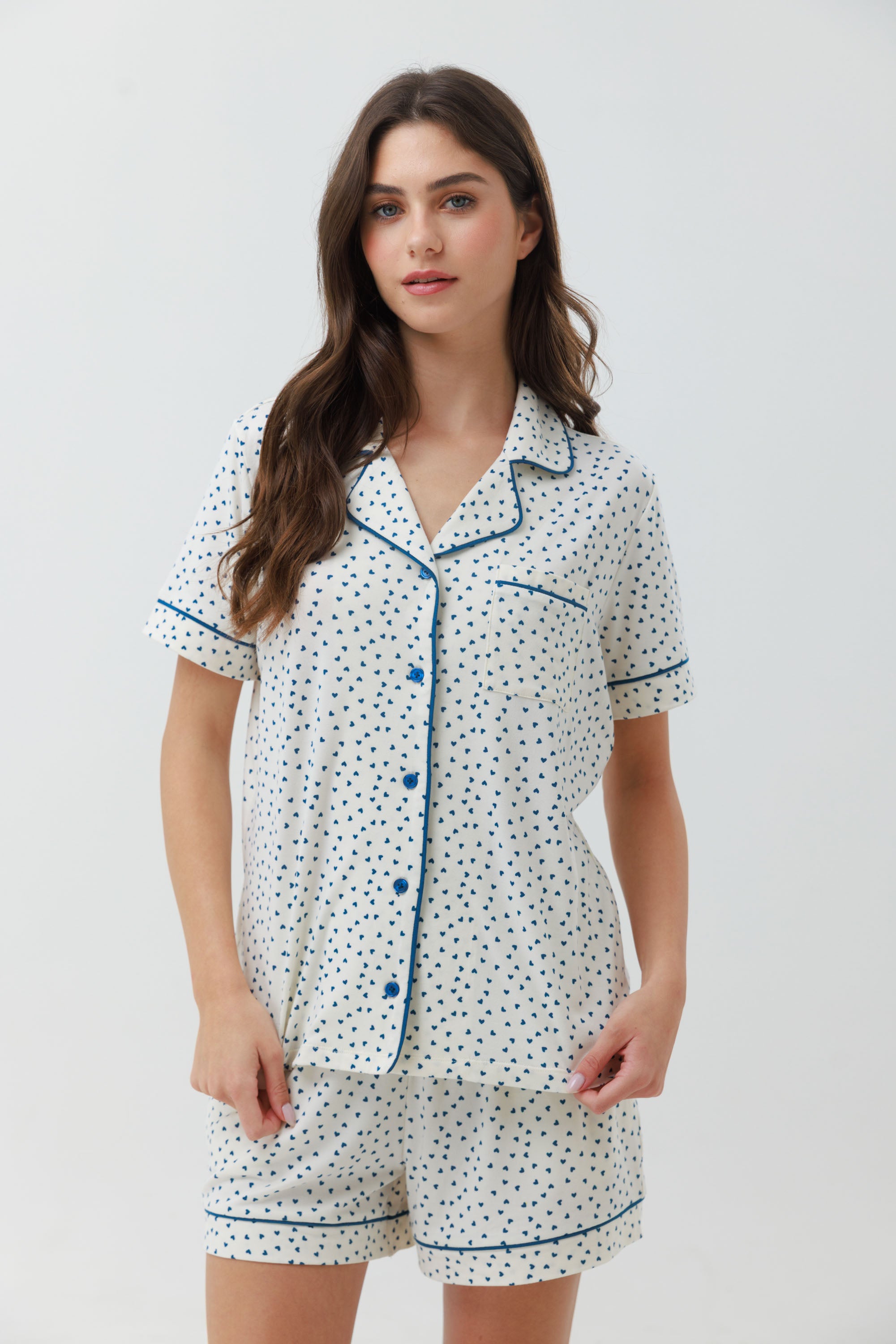 פיג'מה מכופתרת קצרה יאמי בצבע שמנת