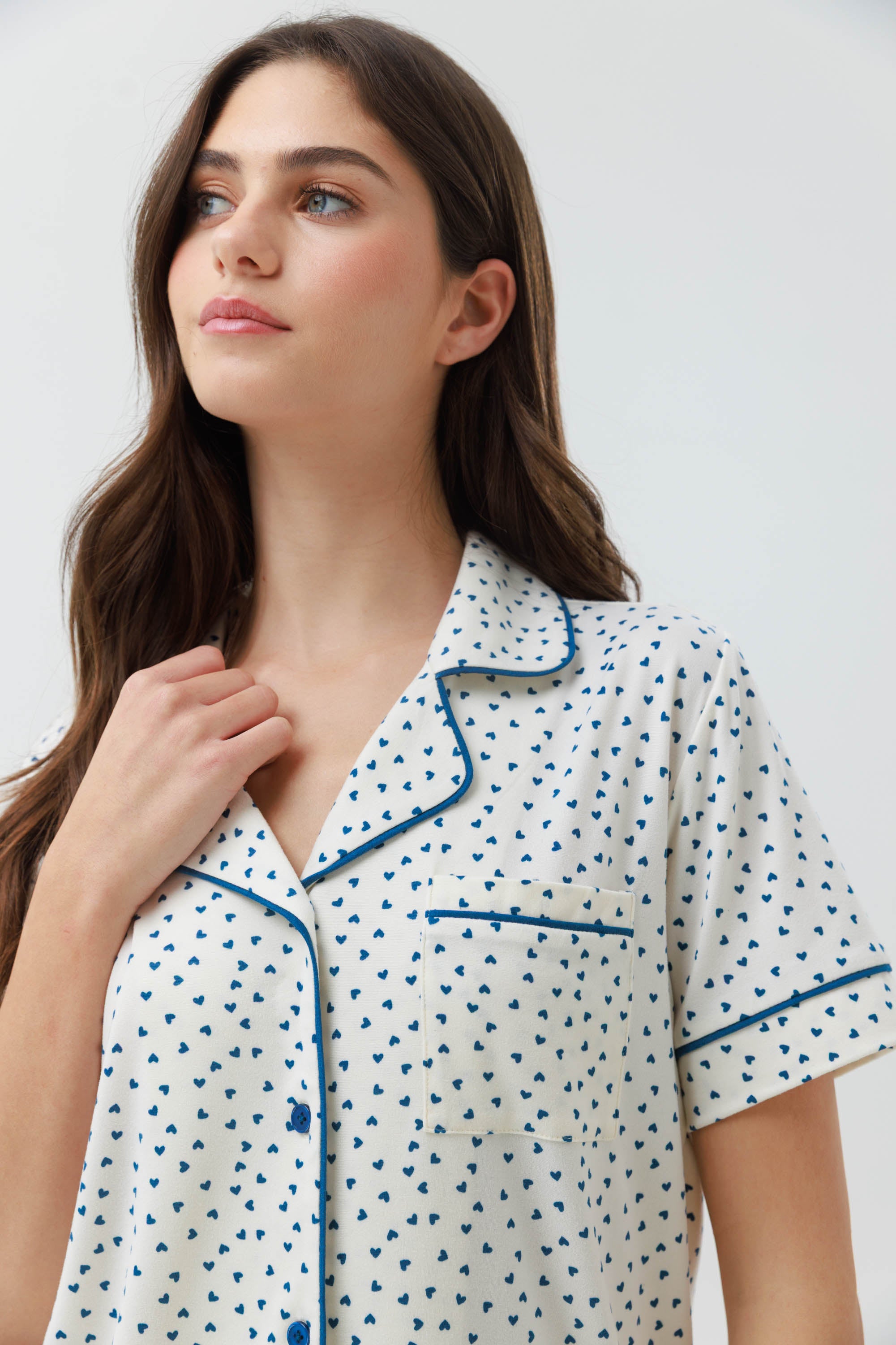 פיג'מה מכופתרת קצרה יאמי בצבע שמנת