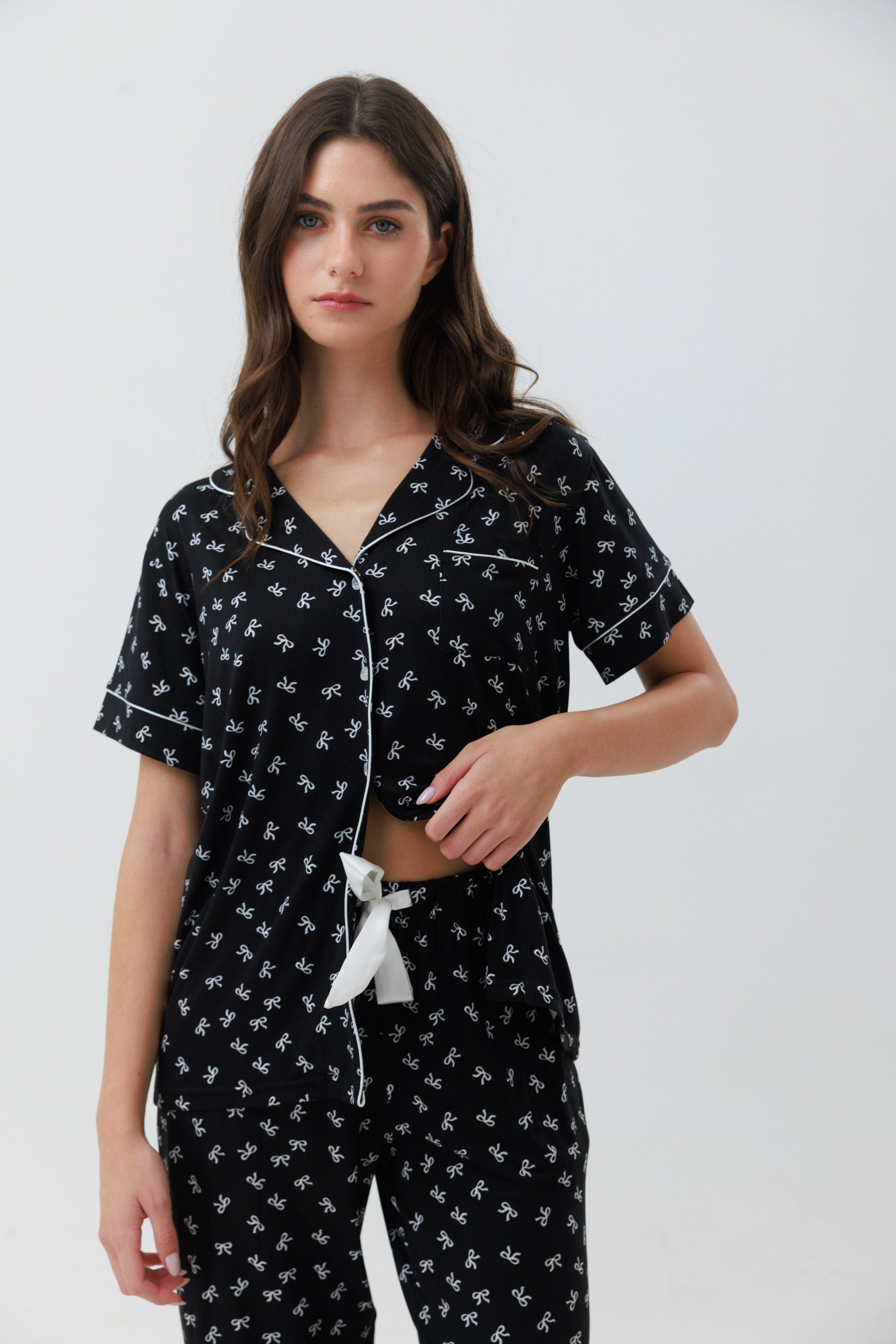 פיג'מה מכופתרת יאמי פפיונים בצבע שחור