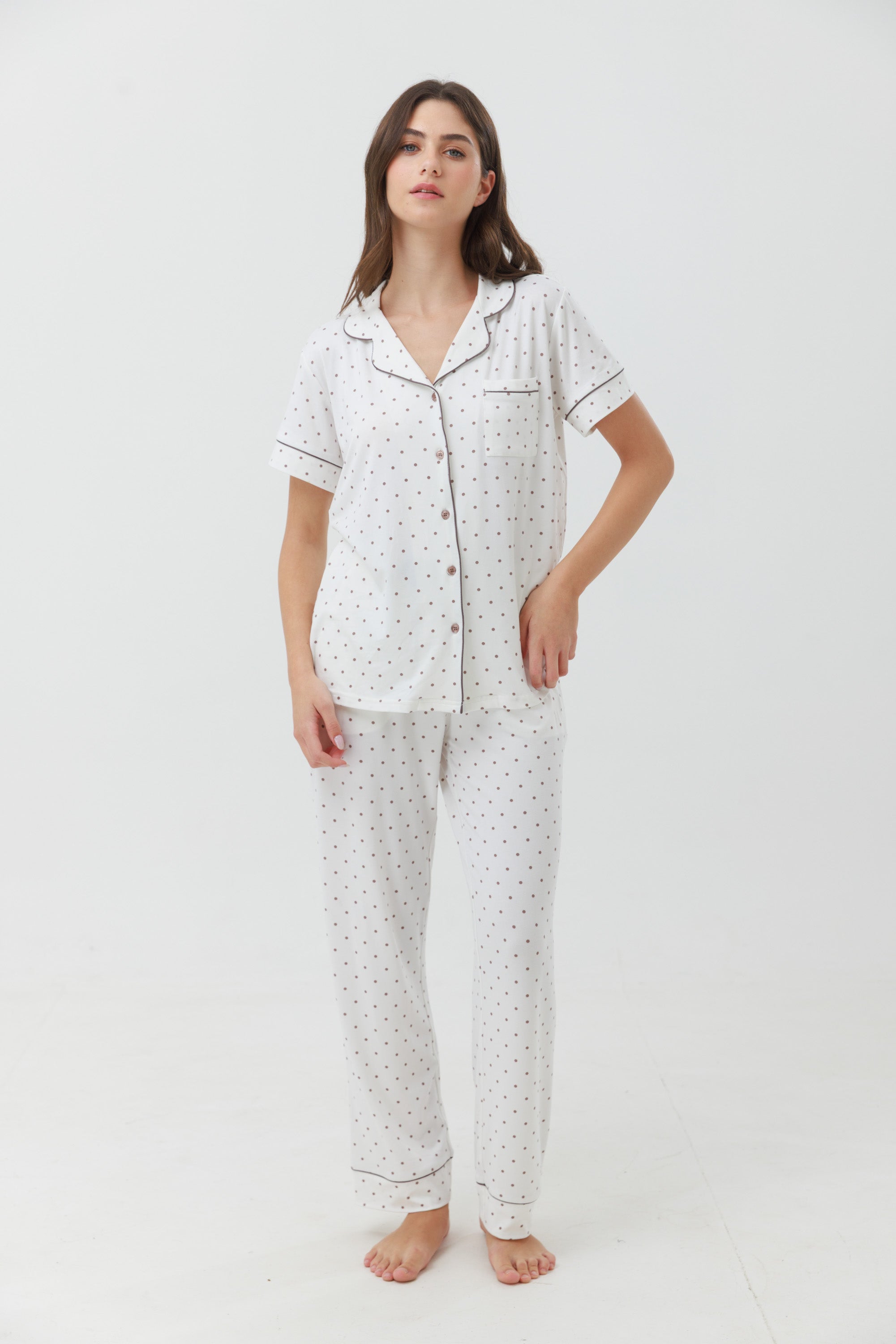 פיג'מה מכופתרת נקודות יאמי בצבע שמנת