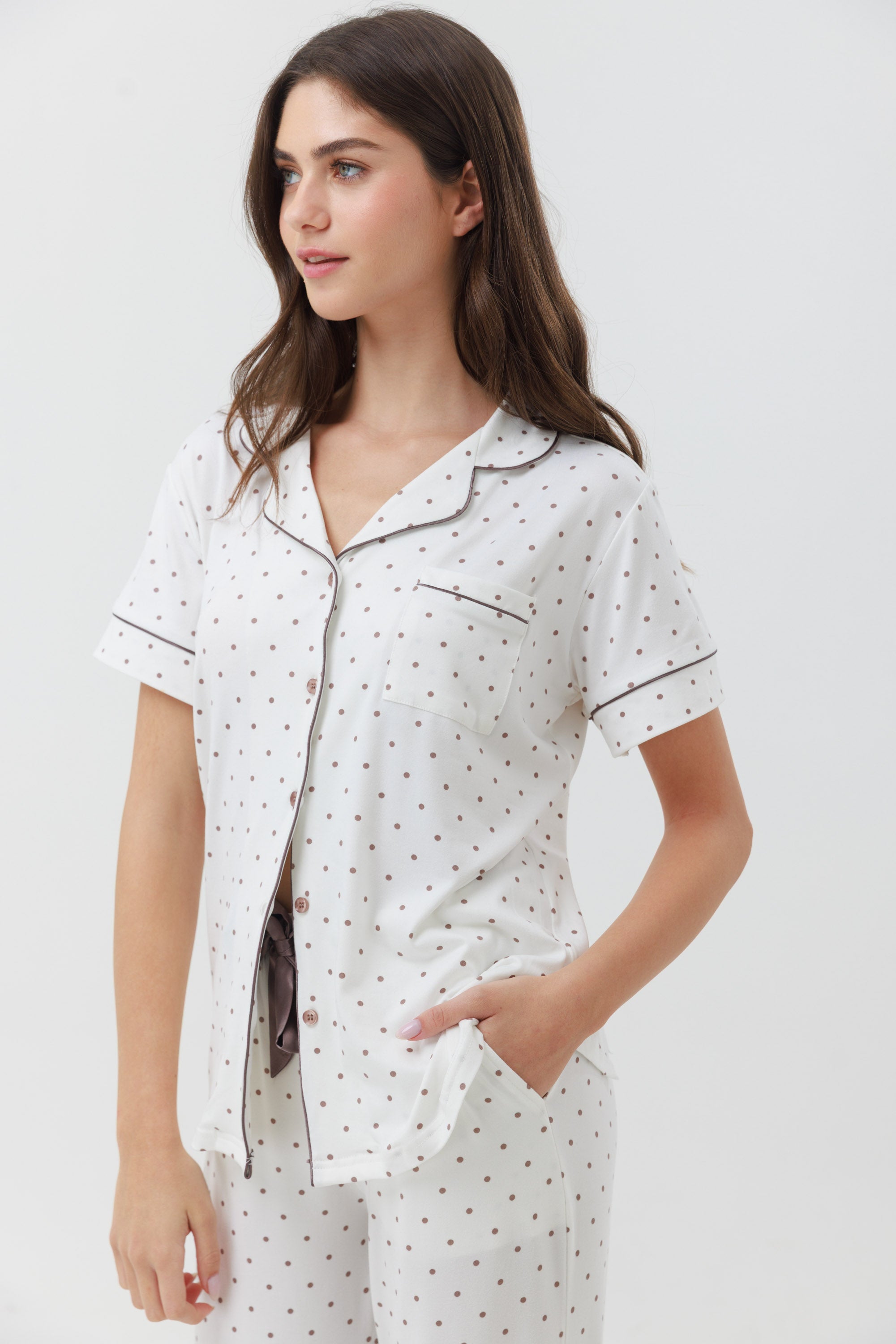 פיג'מה מכופתרת נקודות יאמי בצבע שמנת