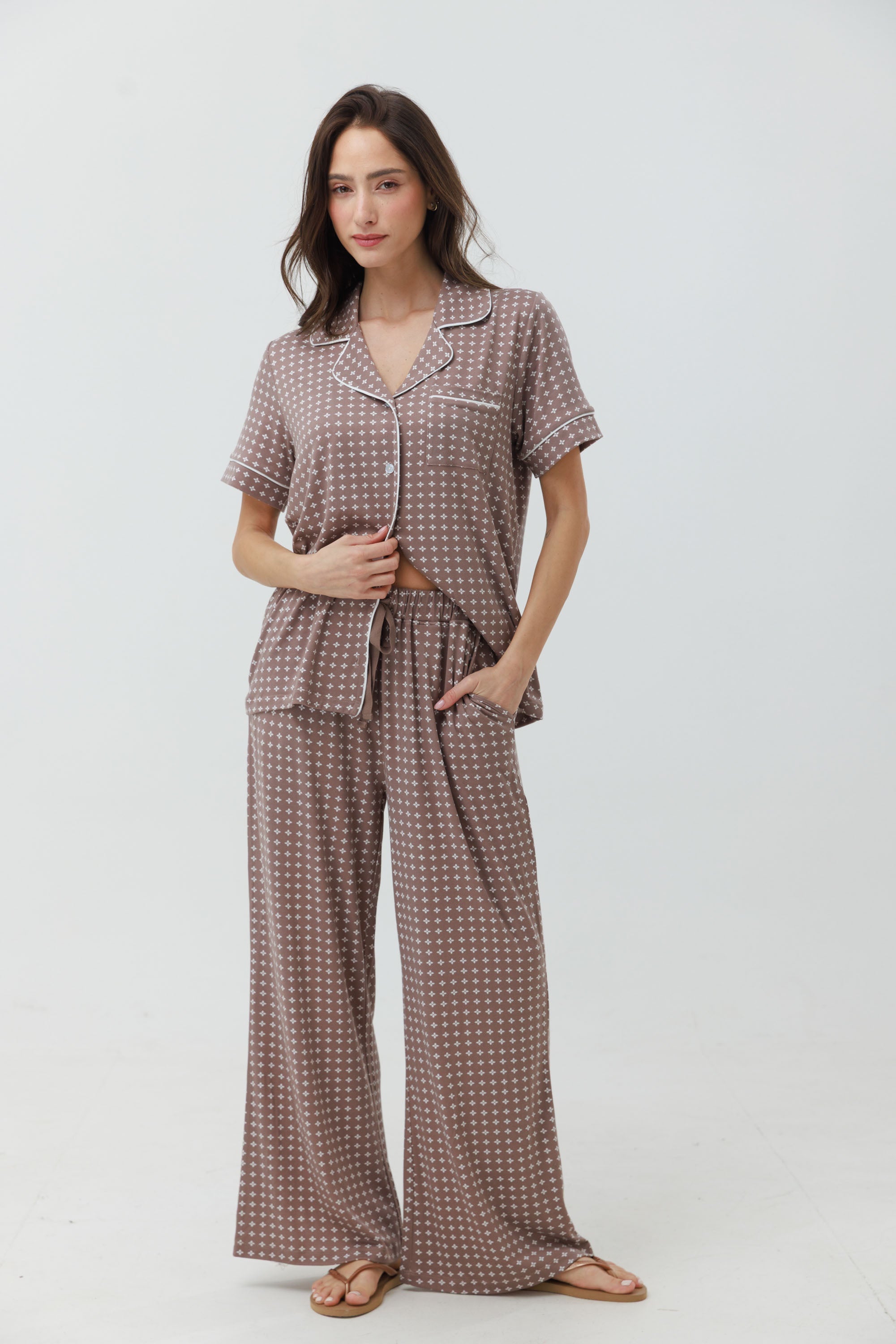 פיג'מה מכופתרת ארוכה יאמי צבע קפה