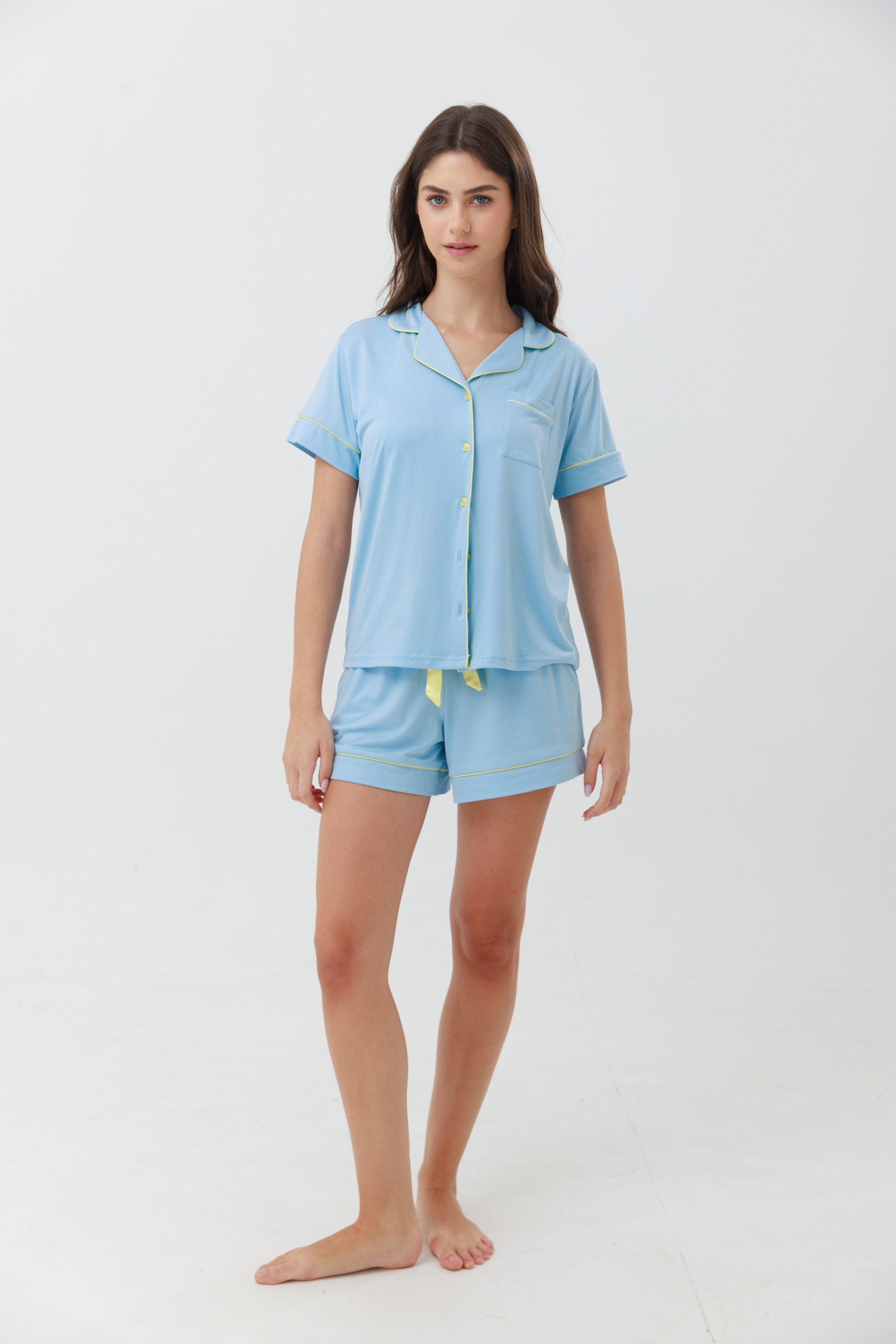 פיג'מה מכופתרת קצרה יאמי בצבע תכלת