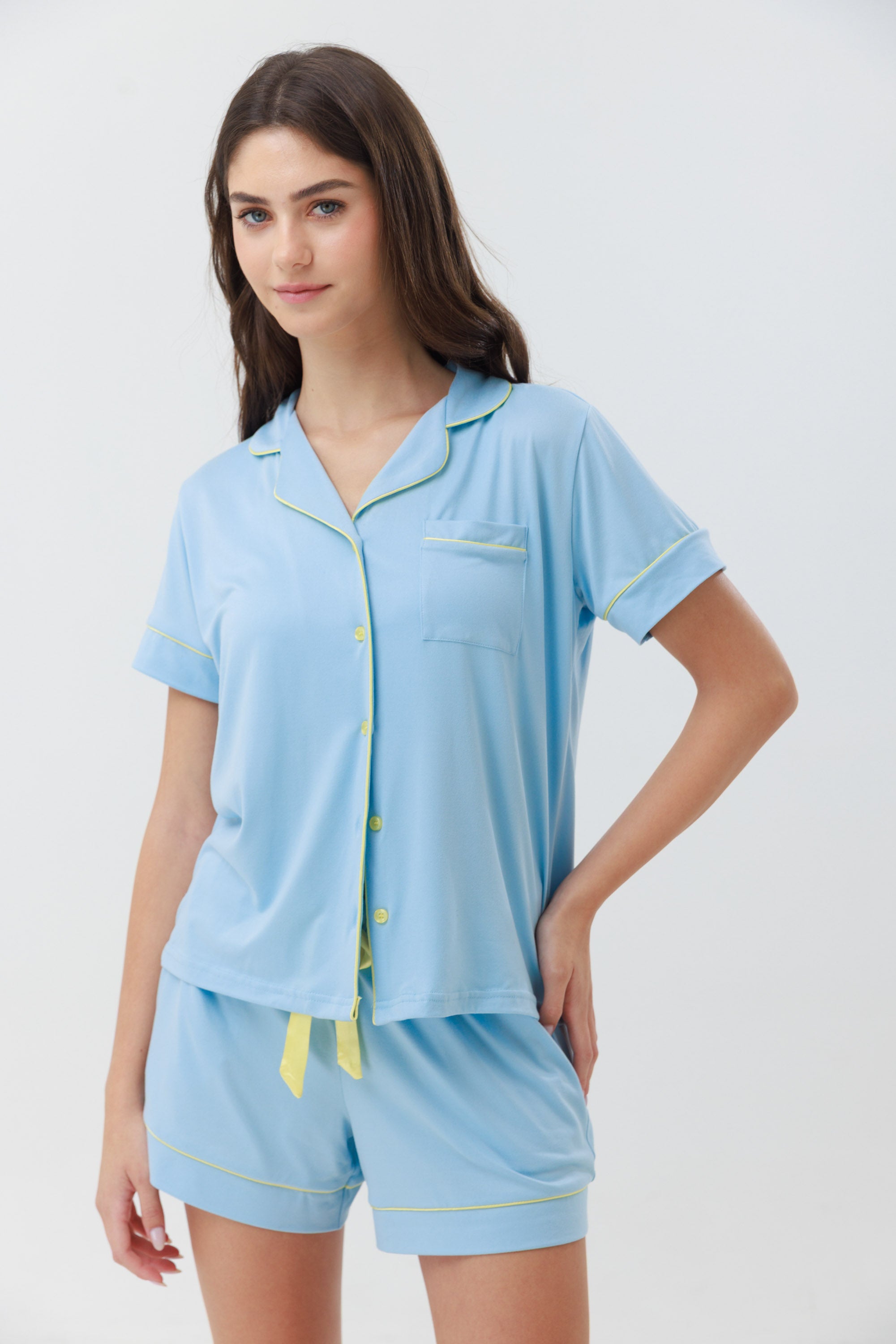 פיג'מה מכופתרת קצרה יאמי בצבע תכלת