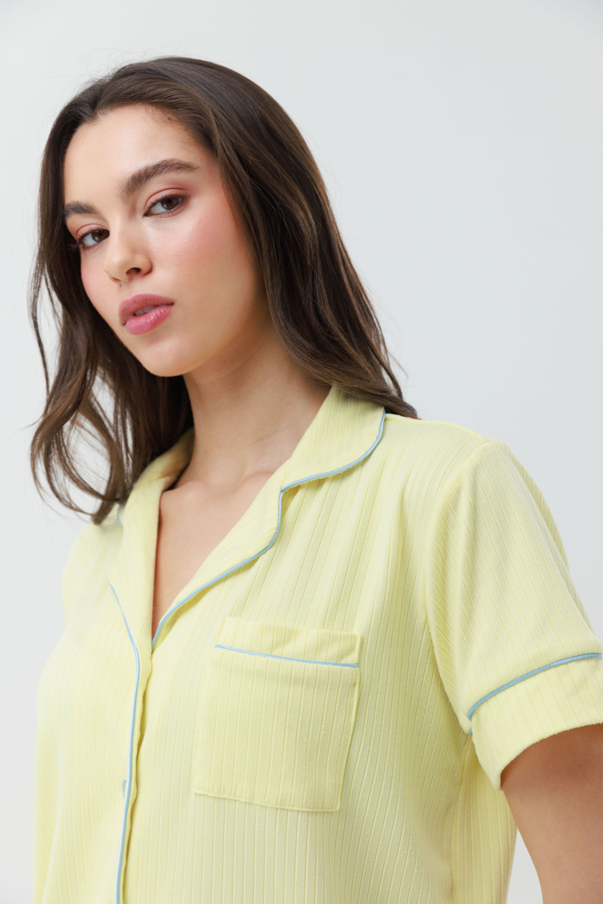 פיג'מה מכופתרת קצרה יאמי בצבע צהוב