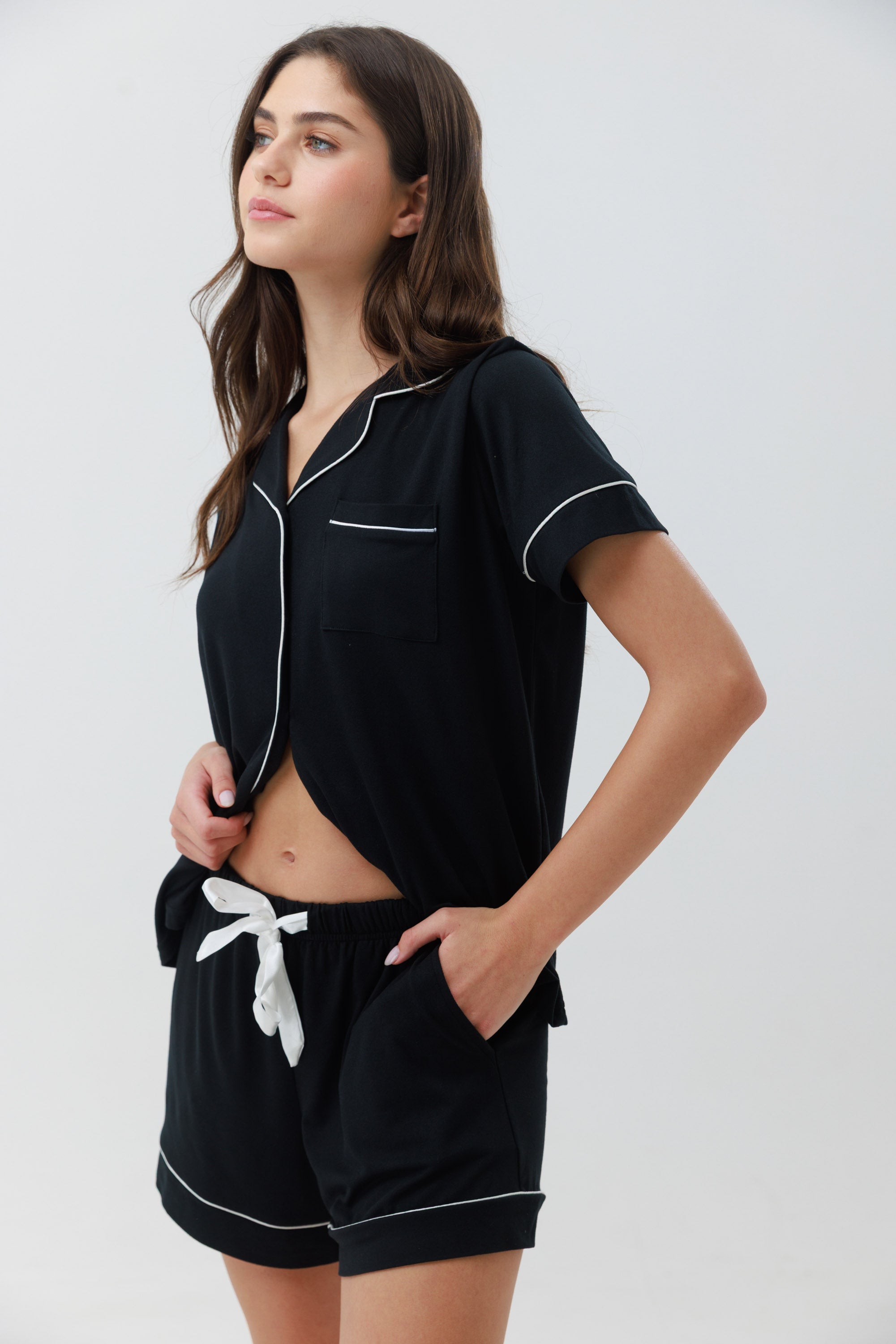 פיג'מה מכופתרת קצרה יאמי בצבע שחור*
